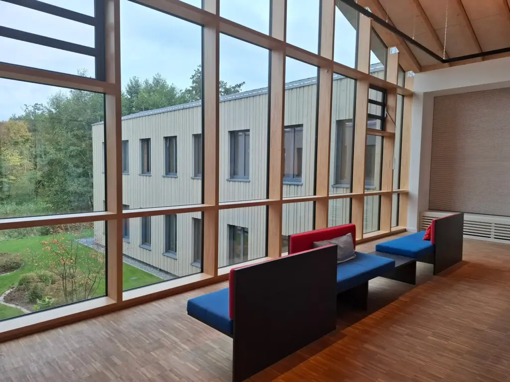 Chancengerechtigkeit fördern – QUIMS und integrative Schulungsformen – Aufenthaltsgelegenheit in der Schuleingangshalle